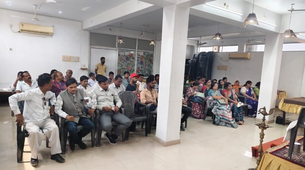 शक्ति जिले में माइनिंग विभाग की बड़ी कार्रवाई- 11 वाहनों को अवैध खनिज उत्खनन एवं परिवहन को लेकर किया जप्त.कलेक्टर तोपनों के निर्देशन में माइनिंग अधिकारी बंजारे साहब ने कार्रवाई.गिरिराज रेन बसेरा में संपन्न हुई बैंकर्स मीट.उद्योगपति एवं उद्योग विभाग के अधिकारी रहे मौजूद kshititech