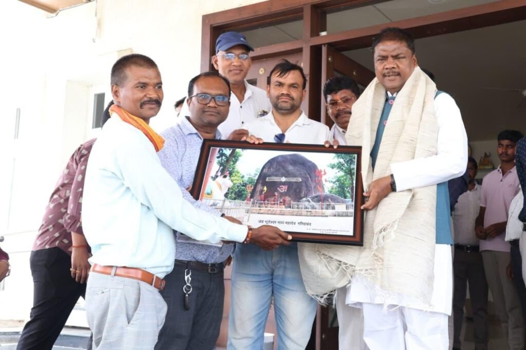 लंबित मांगों को लेकर सहकारिता मंत्री से मिले सहकारी कर्मचारी. शक्ति जिले के धान खरीदी कंप्यूटर ऑपरेटर संघ के अध्यक्ष पुरुषोत्तम बरेठ ने दी जानकारी. मंत्री जी ने कहा-सहानुभूति पूर्वक विचार होगा आप लोगों की मांगों पर kshititech