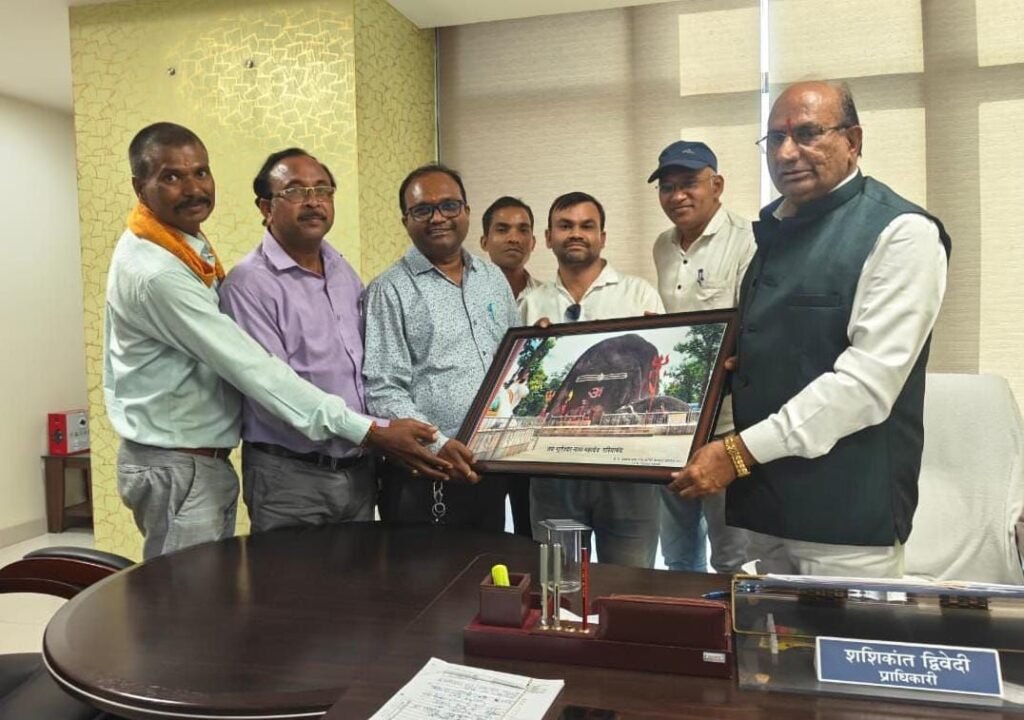 लंबित मांगों को लेकर सहकारिता मंत्री से मिले सहकारी कर्मचारी. शक्ति जिले के धान खरीदी कंप्यूटर ऑपरेटर संघ के अध्यक्ष पुरुषोत्तम बरेठ ने दी जानकारी. मंत्री जी ने कहा-सहानुभूति पूर्वक विचार होगा आप लोगों की मांगों पर kshititech