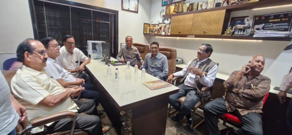 ऐतिहासिक होगा रायपुर का वैवाहिक परिचय सम्मेलन-अग्रवाल समाज के रायपुर में होने वाले परिचय सम्मेलन को लेकर 15 मार्च को शक्ति में हुई समाज बंधुओ की बैठक. अग्रवाल सभा शक्ति के अध्यक्ष श्यामसुंदर अग्रवाल के निवास आयोजित बैठक में रायपुर से पहुंचे पदाधिकारियो ने दी जानकारी। रायपुर के अध्यक्ष विजय अग्रवाल ने कहा-अग्र धरोहर पत्रिका का भी होगा प्रकाशन kshititech