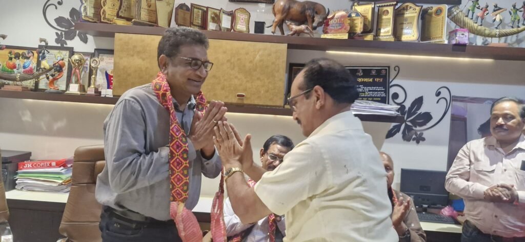 ऐतिहासिक होगा रायपुर का वैवाहिक परिचय सम्मेलन-अग्रवाल समाज के रायपुर में होने वाले परिचय सम्मेलन को लेकर 15 मार्च को शक्ति में हुई समाज बंधुओ की बैठक. अग्रवाल सभा शक्ति के अध्यक्ष श्यामसुंदर अग्रवाल के निवास आयोजित बैठक में रायपुर से पहुंचे पदाधिकारियो ने दी जानकारी। रायपुर के अध्यक्ष विजय अग्रवाल ने कहा-अग्र धरोहर पत्रिका का भी होगा प्रकाशन kshititech