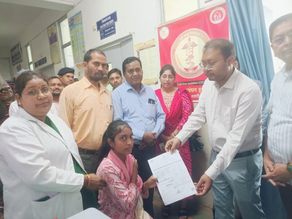 स्वास्थ्य विभाग शक्ति द्वारा 16 मार्च को सक्ती में एचपीवी वैक्सीन अभियान का किया गया शुभारंभ, दो बालिकाओं को टीका लगाकर हुई शुरुआत। कलेक्टर तो सी एन एच ओ डॉक्टर पूजा अग्रवाल एवं नगर पालिका अध्यक्ष श्यामसुंदर अग्रवाल रहे उपस्थित। सीएमएचओ पूजा अग्रवाल ने कहा- महिलाओं में होने वाले सर्वाइकल कैंसर से बचाव हेतु मिलेगा टीकाकरण का लाभ kshititech