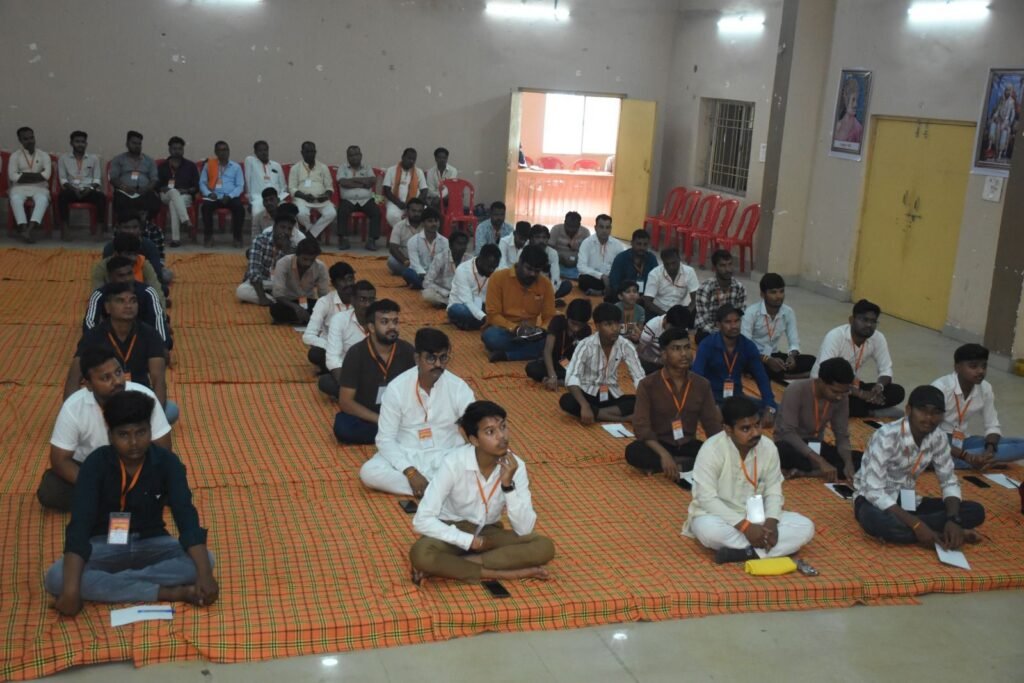 राष्ट्रीय स्वयंसेवक संघ द्वारा नगर पंचायत नया बाराद्वार के मंगल भवन में हुआ युवा संगम का आयोजन संघ के शताब्दी वर्ष पर आयोजित था कार्यक्रम। युवाओं को समाज उत्थान व पर्यावरण संरक्षण का दिया गया संदेश kshititech