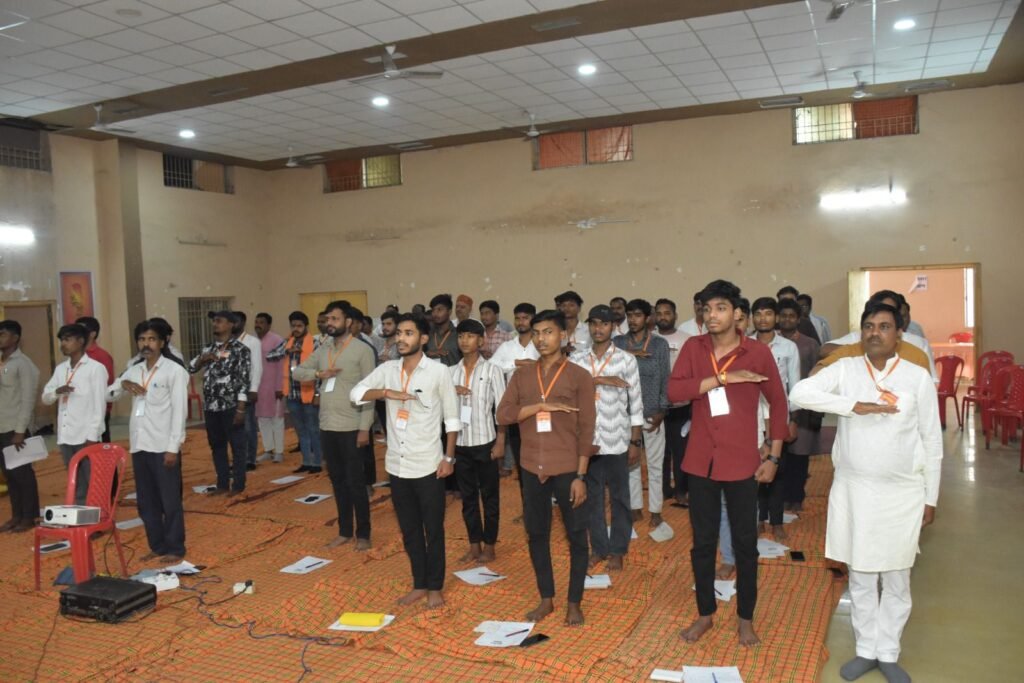 राष्ट्रीय स्वयंसेवक संघ द्वारा नगर पंचायत नया बाराद्वार के मंगल भवन में हुआ युवा संगम का आयोजन संघ के शताब्दी वर्ष पर आयोजित था कार्यक्रम। युवाओं को समाज उत्थान व पर्यावरण संरक्षण का दिया गया संदेश kshititech