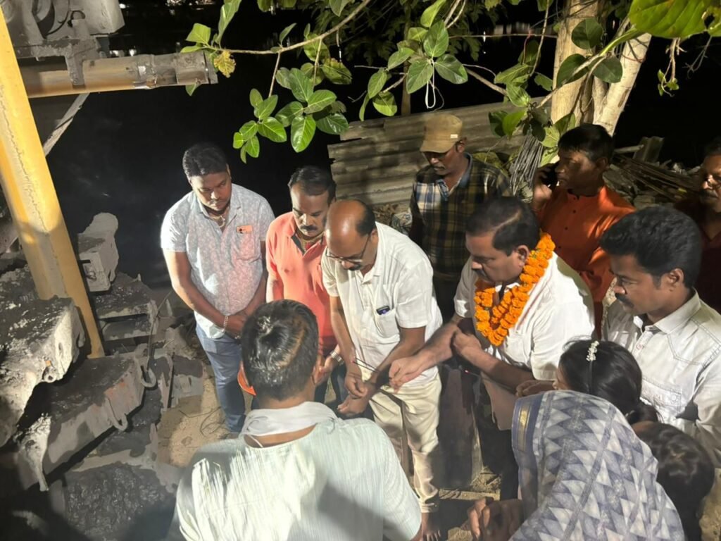 शक्ति नगर पालिका क्षेत्र के वार्ड क्रमांक- 5 में 17 मार्च को बोर खनन कार्य का हुआ शुभारंभ। भाजपा नेता बसंत जांगड़े एवं नगर पालिका उपाध्यक्ष भारत यादव रहे मौजूद. अधिवक्ता सत्येंद्र नाथ सोनी की मांग पर हुआ बोर खनन कार्य का शुभारंभ kshititech