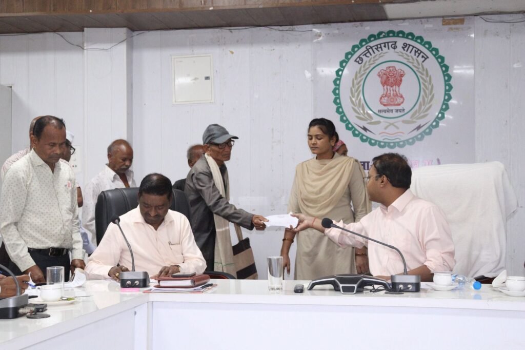 कलेक्टर तोपनो की समय सीमा बैठक एवं जनदर्शन संपन्न। सीएमएचओ के निर्देश पर जिले में अवैध क्लिनिको पर हुई कार्रवाई। खादी ग्रामोद्योग बोर्ड के अधिकारी ने किया निरीक्षण।कलेक्टर तोपनों ने कहा- छात्रावासों का सतत करें अधिकारी निरीक्षण। कलेक्टर एसपी साहब के नेतृत्व में संपन्न हुई जिला गौ धाम समिति की बैठक kshititech