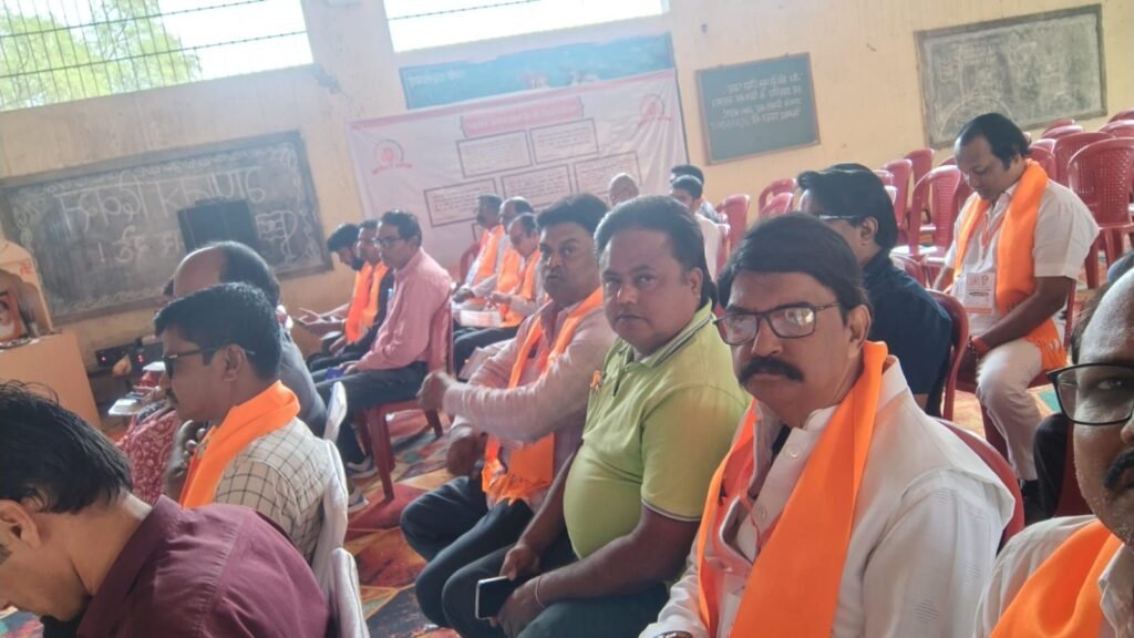 शक्ति शहर में दो दिनों तक चले भाजपा नगर मंडल के आवासीय प्रशिक्षण में संगठन के कार्यों में दक्ष हुए पार्टी के कार्यकर्ता। शहर के सरस्वती शिशु मंदिर में आयोजित था कार्यक्रम, संगठन की बारीकियो से अवगत हुए कार्यकर्ता. प्रत्येक 5 सालों में नए पदाधिकारियो को पार्टी द्वारा किया जाता है प्रशिक्षित. मंडल अध्यक्ष अभिषेक शर्मा ने कहा- पार्टी की रीति- नीति के अनुरूप के पदाधिकारी करें अपने दायित्वों का निर्वहन kshititech