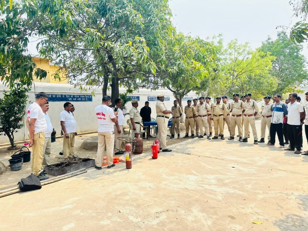 सतर्कता ही है सुरक्षा-शक्ति के उप जेल में कर्मचारी एवं बंदियों को 20 मार्च को दिया गया आपदा प्रबंधन का प्रशिक्षण। आकस्मिक दुर्घटनाओं में कैसे रहें सतर्क। जिला सेनानी जांजगीर के सुरक्षा अधिकारी सहित सहायक जेल अधीक्षक विजय पटेल भी थे मौजूद kshititech