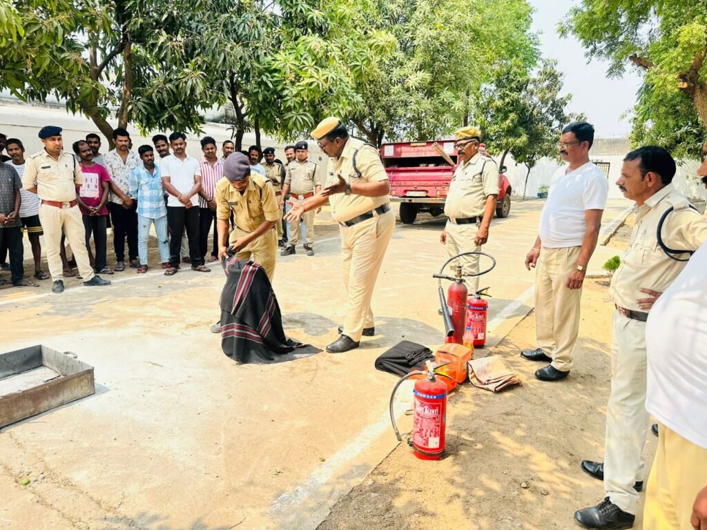 सतर्कता ही है सुरक्षा-शक्ति के उप जेल में कर्मचारी एवं बंदियों को 20 मार्च को दिया गया आपदा प्रबंधन का प्रशिक्षण। आकस्मिक दुर्घटनाओं में कैसे रहें सतर्क। जिला सेनानी जांजगीर के सुरक्षा अधिकारी सहित सहायक जेल अधीक्षक विजय पटेल भी थे मौजूद kshititech