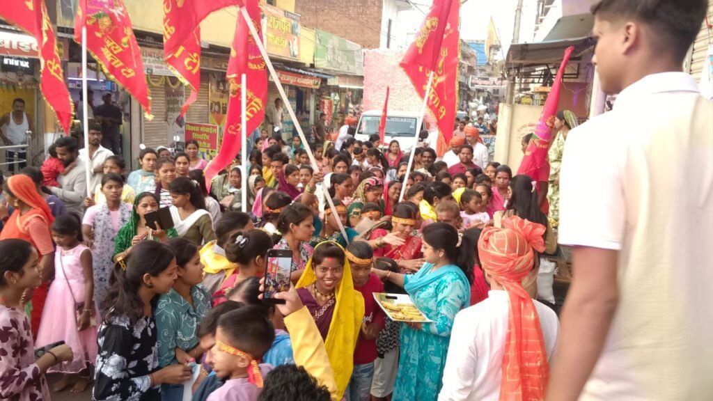 महिला जागृति का सेवा कार्य-शक्ति की महिला जागृति शाखा ने पद यात्रियों को बांटा फल एवं ठंडा पानी। अध्यक्ष मीनल अग्रवाल के नेतृत्व में आयोजित था कार्यक्रम. चंद्रपुर पदयात्रा सेवा समिति ने निकाली थी पदयात्रा. वर्ष भर रचनात्मक कार्यों में सक्रिय रहती है शक्ति की महिला जागृति kshititech