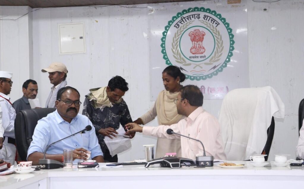 सड़क दुर्घटनाओं पर कलेक्टर साहब की चिंता-शक्ति जिले में भी नशे की खेती पर रहेगी प्रशासन एवं पुलिस की नजर. समिति का हुआ गठन। कलेक्टर तोपनों ने समय सीमा की बैठक एवं जन दर्शन कार्यक्रम का किया आयोजन।सरकारी योजनाओं की करी समीक्षा kshititech