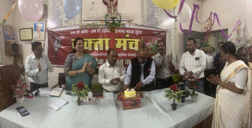 वक्ता मंच की काव्य गोष्ठी में प्रसिद्ध साहित्यकारों एवं कवियों की मौजूदगी में हुई सुंदर प्रस्तुति। संस्था के अध्यक्ष राजेश पराते भी रहे मौजूद. राजधानी रायपुर की सबसे बड़ी साहित्यिक सामाजिक संस्था है वक्ता मंच kshititech