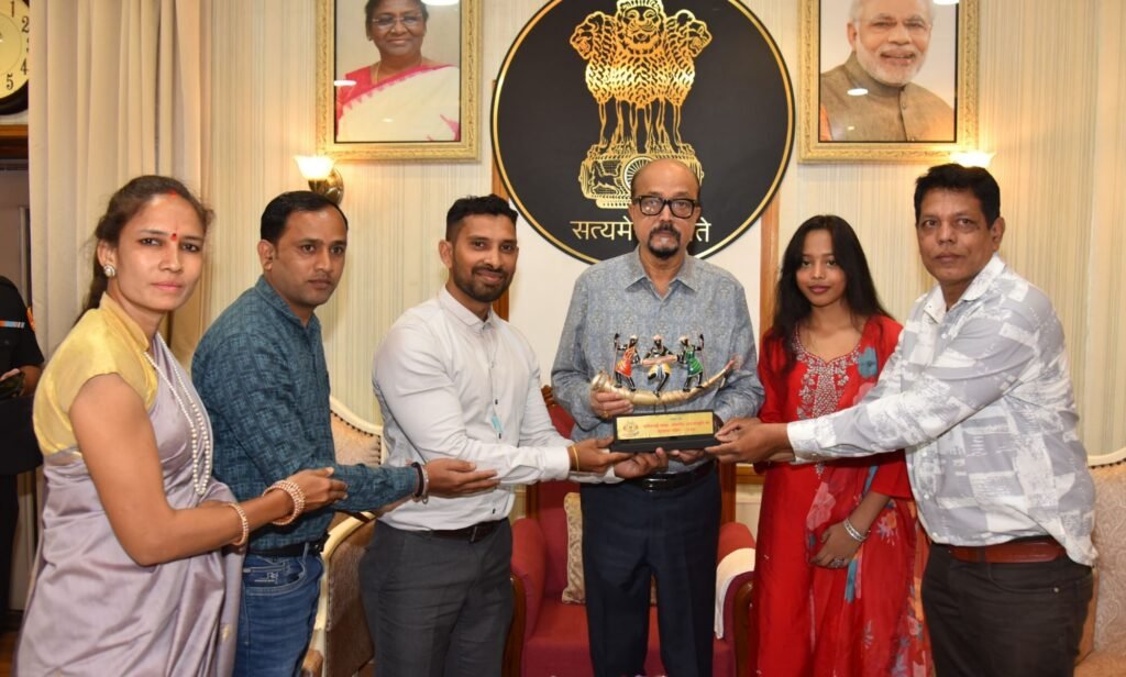 रेडियो संगवारी टीम ने करी छत्तीसगढ़ के महामहिम राज्यपाल रमेंन डेका से मुलाकात।समिति के कार्यों की दी जानकारी। समिति की तिलका ताहु ने कहा- राज्यपाल जी का अभिनंदन भी किया सदस्यों ने रेडियो संगवारी टीम ने करी छत्तीसगढ़ के महामहिम राज्यपाल रमेंन डेका से मुलाकात।समिति के कार्यों की दी जानकारी। समिति की तिलका ताहु ने कहा- राज्यपाल जी का अभिनंदन भी किया सदस्यों ने kshititech