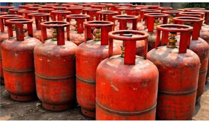 बड़ी खबर- घरेलू एलपीजी सिलेंडरों के दामों में भारी बढ़ोतरी 7 मार्च से ₹60/-रुपये बढ़ गए सिलेंडर के दाम, कांग्रेस करेगी विरोध प्रदर्शन,चाम्पा में आज शाम कांग्रेस करेगी मोदी का पुतला दहन kshititech