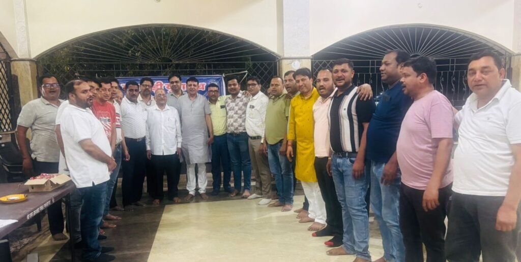 समाजसेवी गिरधर गुप्ता की उपस्थिति में संपन्न हुई मारवाड़ी युवा मंच की बैठक, नए सत्र के निर्वाचन की प्रक्रिया में वर्तमान कमेटी को ही यथावत रखने की सदस्यों ने दी स्वीकृति, गिरधर ने कहा- खरसिया की मंच शाखा पूरे राष्ट्रीय स्तर पर जानी जाती है अपने सेवा कार्यों के लिए kshititech