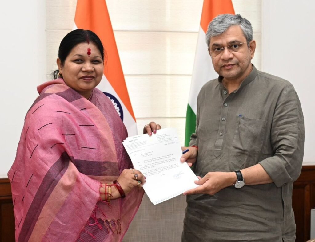 रंग लाएगी सांसद जी की पहल- लोकप्रिय सांसद कमलेश जांगड़े ने करी रेल मंत्री जी से मुलाकात. बाराद्वार रेलवे स्टेशन में नाइट एक्सप्रेस की मांग तो वहीं शक्ति रेलवे स्टेशन में अहमदाबाद के स्टॉपेज एवं आबू रोड तक ट्रेन को विस्तारित करने की करी मांग. सांसद प्रतिनिधि अमित कलानोरिया ने दी जानकारी kshititech