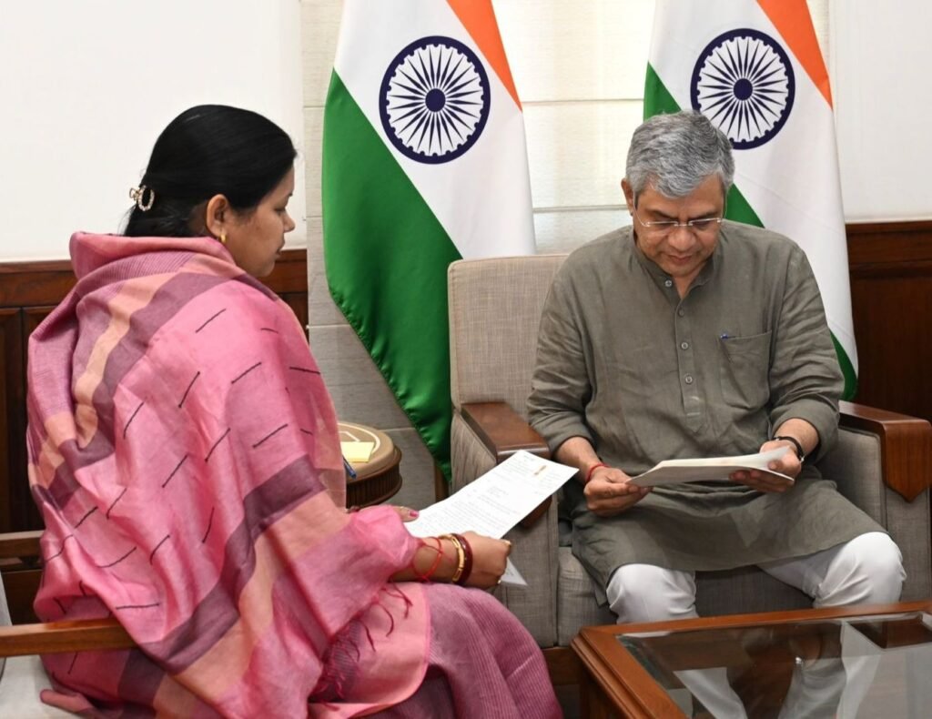 रंग लाएगी सांसद जी की पहल- लोकप्रिय सांसद कमलेश जांगड़े ने करी रेल मंत्री जी से मुलाकात. बाराद्वार रेलवे स्टेशन में नाइट एक्सप्रेस की मांग तो वहीं शक्ति रेलवे स्टेशन में अहमदाबाद के स्टॉपेज एवं आबू रोड तक ट्रेन को विस्तारित करने की करी मांग. सांसद प्रतिनिधि अमित कलानोरिया ने दी जानकारी kshititech