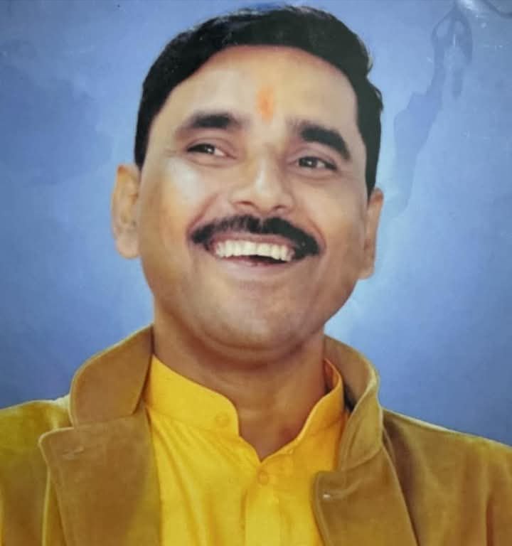 शक्ति के श्री राधा कृष्ण मंदिर के पुजारी पंडित तारेश कुमार त्रिपाठी का सड़क दुर्घटना में हुआ निधन. मंदिर समिति के पूर्व अध्यक्ष विनोद अग्रवाल ने दी श्रद्धांजलि. शक्ति के मंदिर में बरसों से दे रहे थे वरिष्ठ पुजारी के रूप में अपनी सेवाएं kshititech