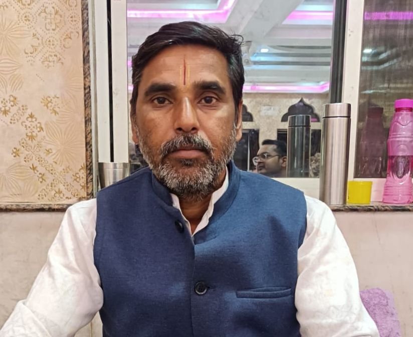 शक्ति के श्री राधा कृष्ण मंदिर के पुजारी पंडित तारेश कुमार त्रिपाठी का सड़क दुर्घटना में हुआ निधन. मंदिर समिति के पूर्व अध्यक्ष विनोद अग्रवाल एवं थाना चौक स्थित सिद्ध श्री हनुमान मंदिर के पुजारी पंडित ओमप्रकाश वैष्णव ने दी श्रद्धांजलि. शक्ति के मंदिर में बरसों से दे रहे थे वरिष्ठ पुजारी के रूप में अपनी सेवाएं kshititech