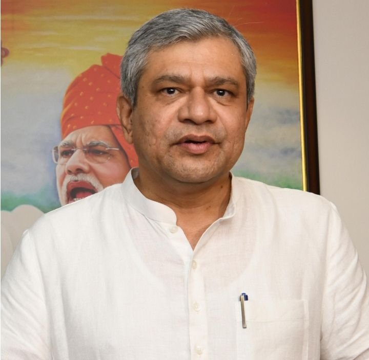 रेल सुविधाएं बढ़वाने सजग है हमारी सांसद जी-नये रेल कॉरिडोर में प्रस्तावित गिरौधपुरी रेलवे स्टेशन का नाम बाबा गुरु घासीदास रखने एवं एक ट्रेन का नामकरण भी गुरु घासीदास जी के नाम पर करने की मांग करी सांसद कमलेश जांगड़े ने. रेल मंत्री से नैला जांजगीर. चांपा स्टेशनों में रेलयात्री सुविधाओं के लिए भी किया आग्रह kshititech