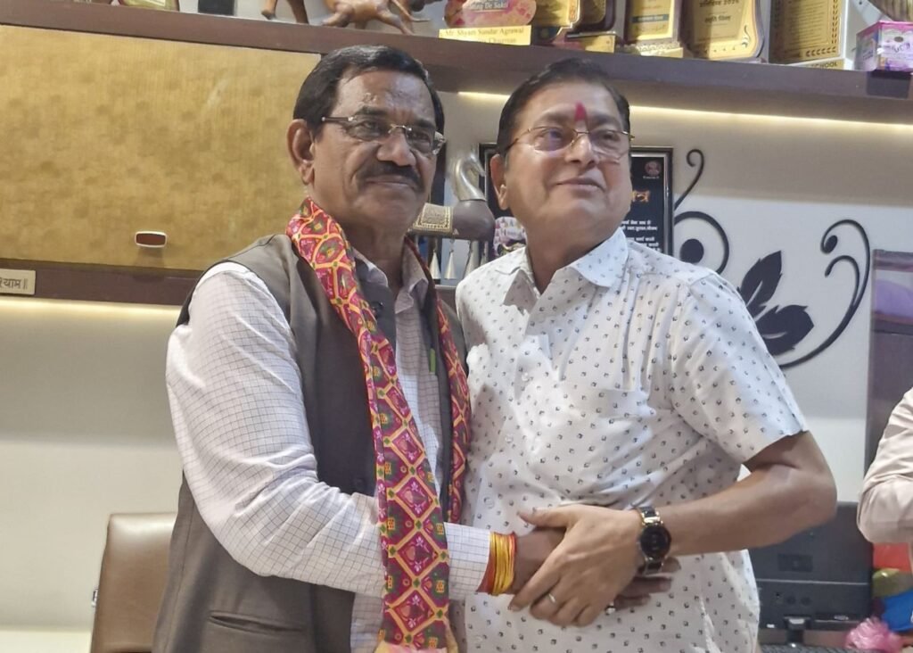 ऐतिहासिक होगा रायपुर का वैवाहिक परिचय सम्मेलन-अग्रवाल समाज के रायपुर में होने वाले परिचय सम्मेलन को लेकर 15 मार्च को शक्ति में हुई समाज बंधुओ की बैठक. अग्रवाल सभा शक्ति के अध्यक्ष श्यामसुंदर अग्रवाल के निवास आयोजित बैठक में रायपुर से पहुंचे पदाधिकारियो ने दी जानकारी। रायपुर के अध्यक्ष विजय अग्रवाल ने कहा-अग्र धरोहर पत्रिका का भी होगा प्रकाशन kshititech