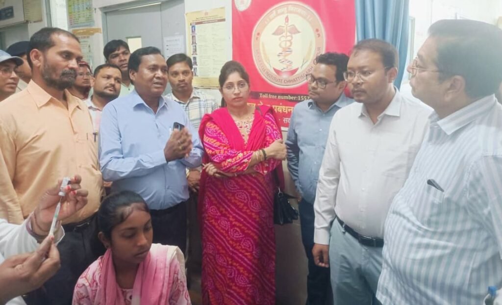 स्वास्थ्य विभाग शक्ति द्वारा 16 मार्च को सक्ती में एचपीवी वैक्सीन अभियान का किया गया शुभारंभ, दो बालिकाओं को टीका लगाकर हुई शुरुआत। कलेक्टर तो सी एन एच ओ डॉक्टर पूजा अग्रवाल एवं नगर पालिका अध्यक्ष श्यामसुंदर अग्रवाल रहे उपस्थित। सीएमएचओ पूजा अग्रवाल ने कहा- महिलाओं में होने वाले सर्वाइकल कैंसर से बचाव हेतु मिलेगा टीकाकरण का लाभ kshititech