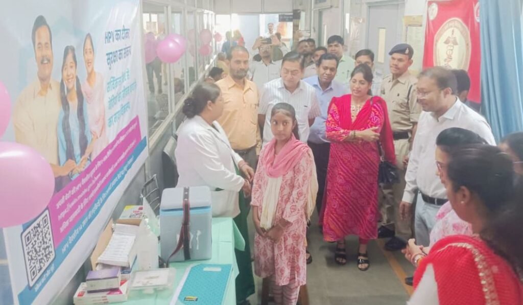 स्वास्थ्य विभाग शक्ति द्वारा 16 मार्च को सक्ती में एचपीवी वैक्सीन अभियान का किया गया शुभारंभ, दो बालिकाओं को टीका लगाकर हुई शुरुआत। कलेक्टर तो सी एन एच ओ डॉक्टर पूजा अग्रवाल एवं नगर पालिका अध्यक्ष श्यामसुंदर अग्रवाल रहे उपस्थित। सीएमएचओ पूजा अग्रवाल ने कहा- महिलाओं में होने वाले सर्वाइकल कैंसर से बचाव हेतु मिलेगा टीकाकरण का लाभ kshititech