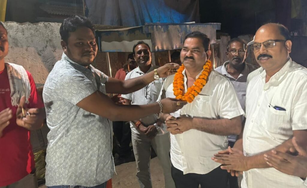 शक्ति नगर पालिका क्षेत्र के वार्ड क्रमांक- 5 में 17 मार्च को बोर खनन कार्य का हुआ शुभारंभ। भाजपा नेता बसंत जांगड़े एवं नगर पालिका उपाध्यक्ष भारत यादव रहे मौजूद. अधिवक्ता सत्येंद्र नाथ सोनी की मांग पर हुआ बोर खनन कार्य का शुभारंभ kshititech