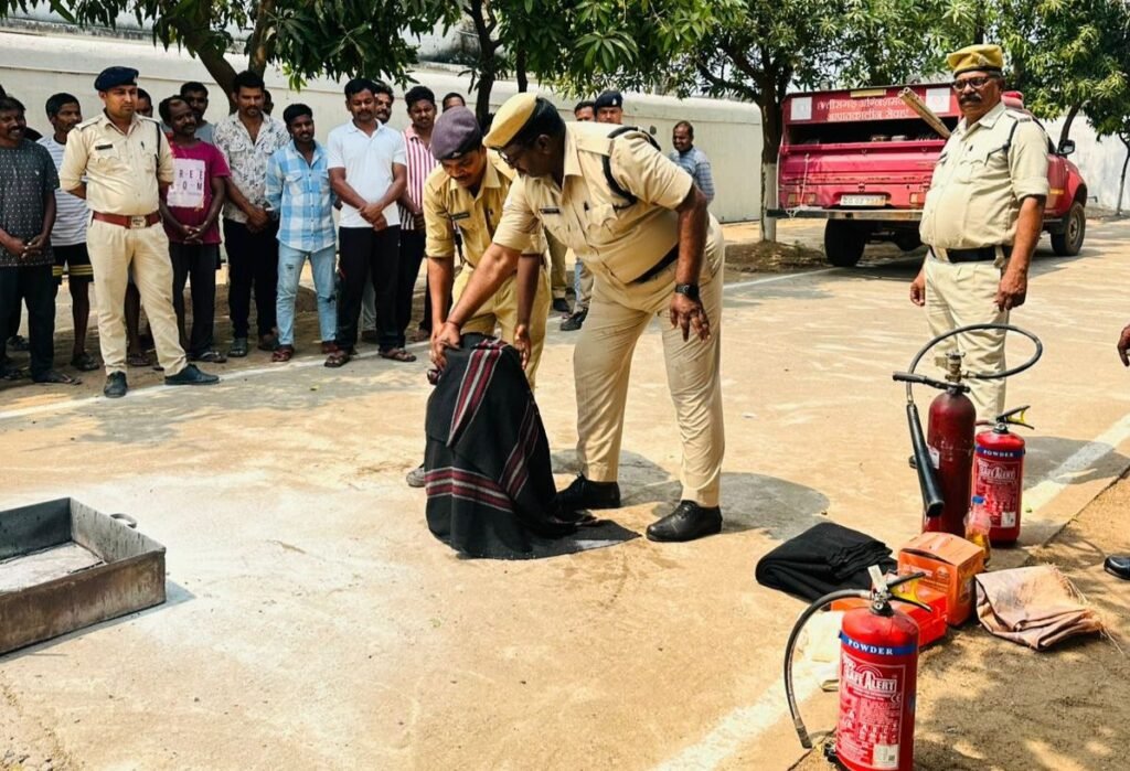 सतर्कता ही है सुरक्षा-शक्ति के उप जेल में कर्मचारी एवं बंदियों को 20 मार्च को दिया गया आपदा प्रबंधन का प्रशिक्षण। आकस्मिक दुर्घटनाओं में कैसे रहें सतर्क। जिला सेनानी जांजगीर के सुरक्षा अधिकारी सहित सहायक जेल अधीक्षक विजय पटेल भी थे मौजूद kshititech