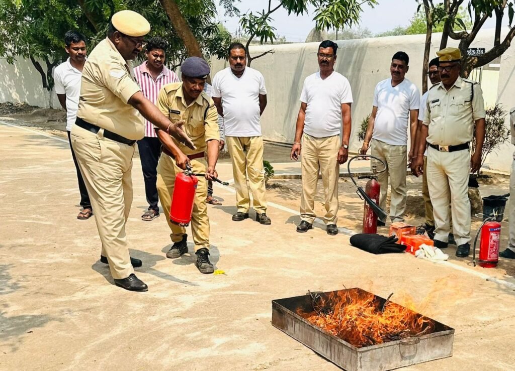 सतर्कता ही है सुरक्षा-शक्ति के उप जेल में कर्मचारी एवं बंदियों को 20 मार्च को दिया गया आपदा प्रबंधन का प्रशिक्षण। आकस्मिक दुर्घटनाओं में कैसे रहें सतर्क। जिला सेनानी जांजगीर के सुरक्षा अधिकारी सहित सहायक जेल अधीक्षक विजय पटेल भी थे मौजूद kshititech