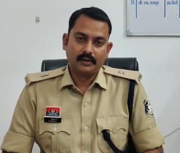 18 मार्च को सक्ति जिले में दिव्यांग शिक्षक की हुई हत्या के आरोपी ने फांसी लगाकर कर ली आत्महत्या। दो दिनों से पुलिस कर रही थी आरोपी की तलाश। एडिशनल एसपी पटेल ने दी जानकारी। आरोपी ने शिक्षक की हत्या के बाद लाश को जलाने का भी किया था प्रयास kshititech