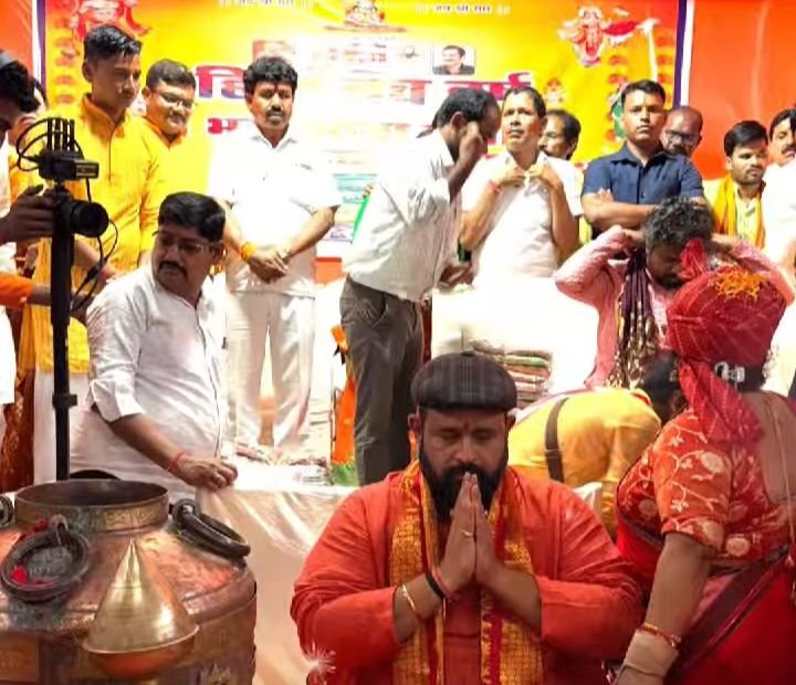 शक्ति में अवैध धर्मांतरण के शिकार 340 परिवारों की हुई घर वापसी। हिंदू कुल तिलक प्रबल प्रताप सिंह जूदेव की मौजूदगी में सामुदायिक भवन में हुआ घर वापसी का कार्यक्रम। छत्तीसगढ़ प्रांत घर वापसी प्रमुख अंजू गबेल ने कहा- अवैध धर्मांतरण पर अब कसेगा शिकंजा। शक्ति जिले में लंबे समय से चल रहा अवैध धर्मांतरण का काम शक्ति में अवैध धर्मांतरण के शिकार 340 परिवारों की हुई घर वापसी। हिंदू कुल तिलक प्रबल प्रताप सिंह जूदेव की मौजूदगी में सामुदायिक भवन में हुआ घर वापसी का कार्यक्रम। छत्तीसगढ़ प्रांत घर वापसी प्रमुख अंजू गबेल ने कहा- अवैध धर्मांतरण पर अब कसेगा शिकंजा। शक्ति जिले में लंबे समय से चल रहा अवैध धर्मांतरण का काम kshititech