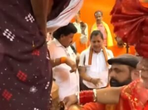 शक्ति में अवैध धर्मांतरण के शिकार 340 परिवारों की हुई घर वापसी। हिंदू कुल तिलक प्रबल प्रताप सिंह जूदेव की मौजूदगी में सामुदायिक भवन में हुआ घर वापसी का कार्यक्रम। छत्तीसगढ़ प्रांत घर वापसी प्रमुख अंजू गबेल ने कहा- अवैध धर्मांतरण पर अब कसेगा शिकंजा। शक्ति जिले में लंबे समय से चल रहा अवैध धर्मांतरण का काम शक्ति में अवैध धर्मांतरण के शिकार 340 परिवारों की हुई घर वापसी। हिंदू कुल तिलक प्रबल प्रताप सिंह जूदेव की मौजूदगी में सामुदायिक भवन में हुआ घर वापसी का कार्यक्रम। छत्तीसगढ़ प्रांत घर वापसी प्रमुख अंजू गबेल ने कहा- अवैध धर्मांतरण पर अब कसेगा शिकंजा। शक्ति जिले में लंबे समय से चल रहा अवैध धर्मांतरण का काम kshititech