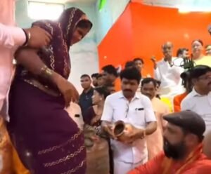 शक्ति में अवैध धर्मांतरण के शिकार 340 परिवारों की हुई घर वापसी। हिंदू कुल तिलक प्रबल प्रताप सिंह जूदेव की मौजूदगी में सामुदायिक भवन में हुआ घर वापसी का कार्यक्रम। छत्तीसगढ़ प्रांत घर वापसी प्रमुख अंजू गबेल ने कहा- अवैध धर्मांतरण पर अब कसेगा शिकंजा। शक्ति जिले में लंबे समय से चल रहा अवैध धर्मांतरण का काम शक्ति में अवैध धर्मांतरण के शिकार 340 परिवारों की हुई घर वापसी। हिंदू कुल तिलक प्रबल प्रताप सिंह जूदेव की मौजूदगी में सामुदायिक भवन में हुआ घर वापसी का कार्यक्रम। छत्तीसगढ़ प्रांत घर वापसी प्रमुख अंजू गबेल ने कहा- अवैध धर्मांतरण पर अब कसेगा शिकंजा। शक्ति जिले में लंबे समय से चल रहा अवैध धर्मांतरण का काम kshititech