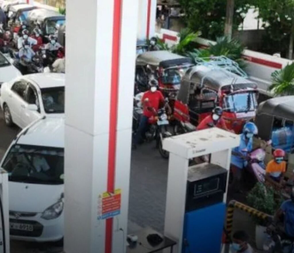 डीजल. पेट्रोल के दाम ₹400/रुपये के पार. एशिया युद्ध के चलते छोटे देशो की अर्थव्यवस्था पर पड़ रहा विपरीत असर डीजल. पेट्रोल के दाम ₹400/रुपये के पार. एशिया युद्ध के चलते छोटे देशो की अर्थव्यवस्था पर पड़ रहा विपरीत असर kshititech