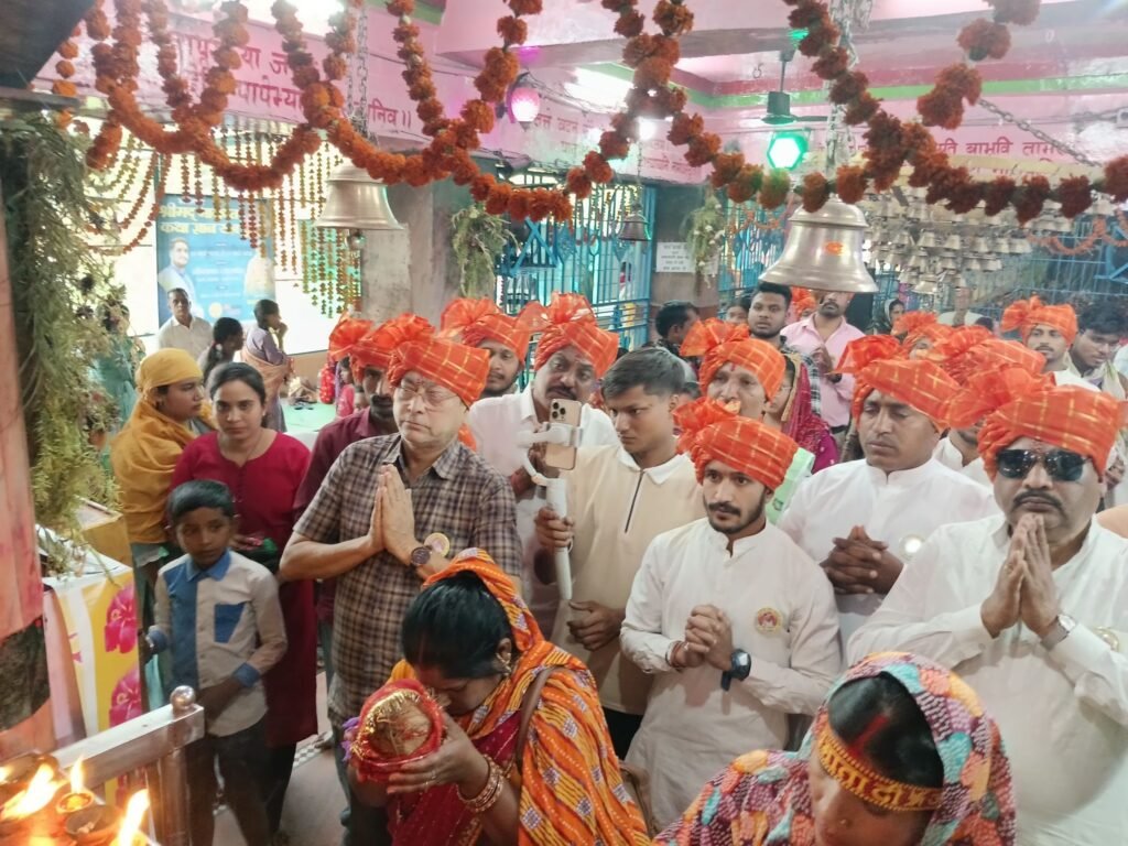 अष्टभुजी की पदयात्रा में उमड़ा देवी भक्तों का हुजूम,. शक्ति से 23 मार्च को रवाना हुई पद यात्रा. महामाया मंदिर में विद्वान पंडित भोलाशंकर तिवारी के मार्गदर्शन में पूजा अर्चना कर हजारों पैदल यात्री निकल पड़े माता रानी की आस्था में. जगह-जगह हुआ यात्रा का स्वागत. श्री चंद्रपुर पदयात्रा सेवा समिति ने किया था आयोजन. नगर पालिका अध्यक्ष श्यामसुंदर ने करवाई पूजा अर्चना. समाजसेवी जगदीश बंसल सहित सेवा भाभी लोगों द्वारा किया गया पद यात्रियों का शरबत एवं ठंडे पानी से स्वागत अष्टभुजी की पदयात्रा में उमड़ा देवी भक्तों का हुजूम,. शक्ति से 23 मार्च को रवाना हुई पद यात्रा. महामाया मंदिर में विद्वान पंडित भोलाशंकर तिवारी के मार्गदर्शन में पूजा अर्चना कर हजारों पैदल यात्री निकल पड़े माता रानी की आस्था में. जगह-जगह हुआ यात्रा का स्वागत. श्री चंद्रपुर पदयात्रा सेवा समिति ने किया था आयोजन. नगर पालिका अध्यक्ष श्यामसुंदर ने करवाई पूजा अर्चना. समाजसेवी जगदीश बंसल सहित सेवा भाभी लोगों द्वारा किया गया पद यात्रियों का शरबत एवं ठंडे पानी से स्वागत kshititech