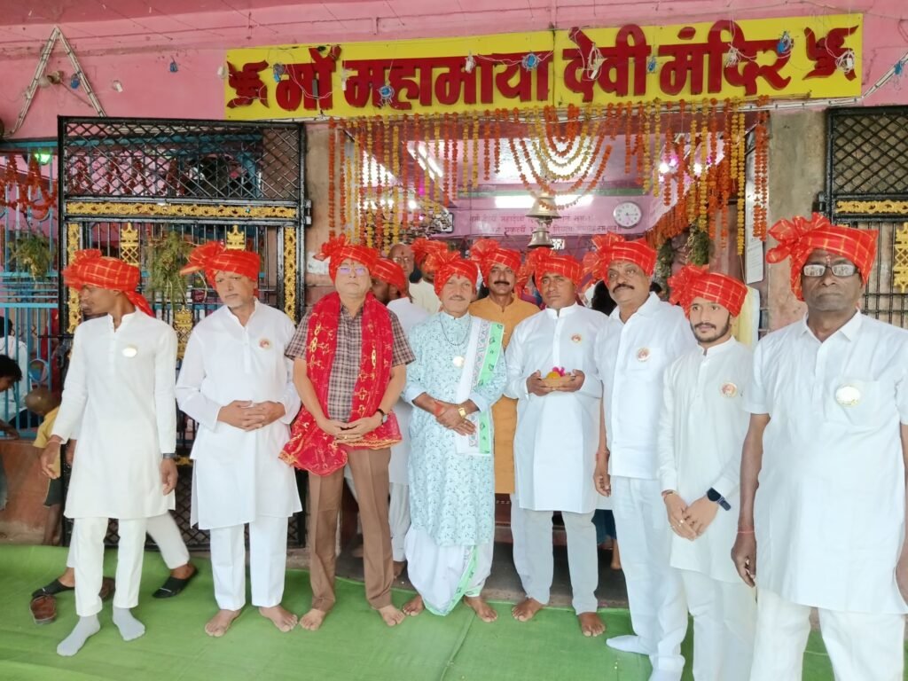 अष्टभुजी की पदयात्रा में उमड़ा देवी भक्तों का हुजूम,. शक्ति से 23 मार्च को रवाना हुई पद यात्रा. महामाया मंदिर में विद्वान पंडित भोलाशंकर तिवारी के मार्गदर्शन में पूजा अर्चना कर हजारों पैदल यात्री निकल पड़े माता रानी की आस्था में. जगह-जगह हुआ यात्रा का स्वागत. श्री चंद्रपुर पदयात्रा सेवा समिति ने किया था आयोजन. नगर पालिका अध्यक्ष श्यामसुंदर ने करवाई पूजा अर्चना. समाजसेवी जगदीश बंसल सहित सेवा भाभी लोगों द्वारा किया गया पद यात्रियों का शरबत एवं ठंडे पानी से स्वागत अष्टभुजी की पदयात्रा में उमड़ा देवी भक्तों का हुजूम,. शक्ति से 23 मार्च को रवाना हुई पद यात्रा. महामाया मंदिर में विद्वान पंडित भोलाशंकर तिवारी के मार्गदर्शन में पूजा अर्चना कर हजारों पैदल यात्री निकल पड़े माता रानी की आस्था में. जगह-जगह हुआ यात्रा का स्वागत. श्री चंद्रपुर पदयात्रा सेवा समिति ने किया था आयोजन. नगर पालिका अध्यक्ष श्यामसुंदर ने करवाई पूजा अर्चना. समाजसेवी जगदीश बंसल सहित सेवा भाभी लोगों द्वारा किया गया पद यात्रियों का शरबत एवं ठंडे पानी से स्वागत kshititech