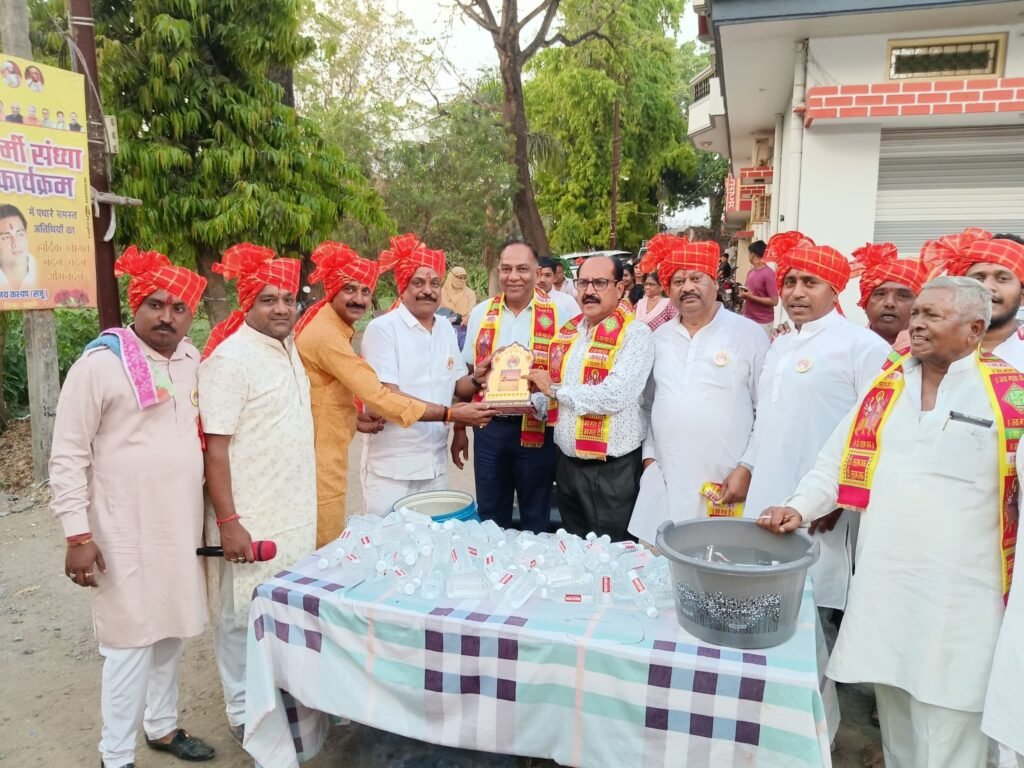 अष्टभुजी की पदयात्रा में उमड़ा देवी भक्तों का हुजूम,. शक्ति से 23 मार्च को रवाना हुई पद यात्रा. महामाया मंदिर में विद्वान पंडित भोलाशंकर तिवारी के मार्गदर्शन में पूजा अर्चना कर हजारों पैदल यात्री निकल पड़े माता रानी की आस्था में. जगह-जगह हुआ यात्रा का स्वागत. श्री चंद्रपुर पदयात्रा सेवा समिति ने किया था आयोजन. नगर पालिका अध्यक्ष श्यामसुंदर ने करवाई पूजा अर्चना. समाजसेवी जगदीश बंसल सहित सेवा भाभी लोगों द्वारा किया गया पद यात्रियों का शरबत एवं ठंडे पानी से स्वागत अष्टभुजी की पदयात्रा में उमड़ा देवी भक्तों का हुजूम,. शक्ति से 23 मार्च को रवाना हुई पद यात्रा. महामाया मंदिर में विद्वान पंडित भोलाशंकर तिवारी के मार्गदर्शन में पूजा अर्चना कर हजारों पैदल यात्री निकल पड़े माता रानी की आस्था में. जगह-जगह हुआ यात्रा का स्वागत. श्री चंद्रपुर पदयात्रा सेवा समिति ने किया था आयोजन. नगर पालिका अध्यक्ष श्यामसुंदर ने करवाई पूजा अर्चना. समाजसेवी जगदीश बंसल सहित सेवा भाभी लोगों द्वारा किया गया पद यात्रियों का शरबत एवं ठंडे पानी से स्वागत kshititech