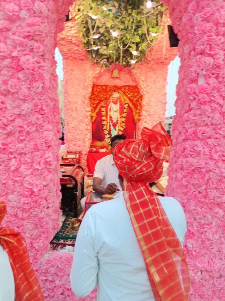 महिला जागृति का सेवा कार्य-शक्ति की महिला जागृति शाखा ने पद यात्रियों को बांटा फल एवं ठंडा पानी। अध्यक्ष मीनल अग्रवाल के नेतृत्व में आयोजित था कार्यक्रम. चंद्रपुर पदयात्रा सेवा समिति ने निकाली थी पदयात्रा. वर्ष भर रचनात्मक कार्यों में सक्रिय रहती है शक्ति की महिला जागृति kshititech