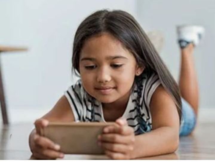 मोबाइल फोन से चिपके रहने की लत हर साल 20 हजार बच्चों की ले रही जान. राज्यसभा में सांसद जी ने किया दावा. बच्चों में सोशल मीडिया के उपयोग को विनिमित करने के लिए हुई कानून बनाने की मांग kshititech