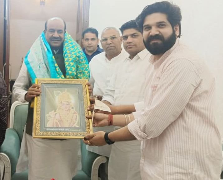 बाबा के सेवक पहुंचे बिरला जी के पास-श्री श्याम मंदिर कमेंटी खाटू श्याम जी के सदस्यों ने करी लोकसभा अध्यक्ष ओम बिरला से मुलाकात. खाटू श्याम आने का दिया निमंत्रण. खाटू श्याम जी की व्यवस्थाओं को लेकर भी करी सार्थक चर्चा kshititech