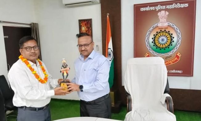 पुलिस महानिरीक्षक कार्यालय के संयुक्त संचालक अभियोजन माखनलाल पांडेय हुए सेवानिवृत. आईजी रामगोपाल ने किया पांडेय जी का शाल श्रीफल से सम्मान. कर्तव्यनिष्ट अधिकारी के रूप में जाने जाते थे माखनलाल. आई जी साहब ने कहा- पीड़ित को न्याय दिलाने में अभियोजन अधिकारी होता है महत्वपूर्ण कड़ी पुलिस महानिरीक्षक कार्यालय के संयुक्त संचालक अभियोजन माखनलाल पांडेय हुए सेवानिवृत. आईजी रामगोपाल ने किया पांडेय जी का शाल श्रीफल से सम्मान. कर्तव्यनिष्ट अधिकारी के रूप में जाने जाते थे माखनलाल. आई जी साहब ने कहा- पीड़ित को न्याय दिलाने में अभियोजन अधिकारी होता है महत्वपूर्ण कड़ी kshititech