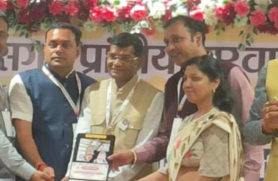 अंबिकापुर की महिला शाखा ने बढ़ाया अधिवेशन का गौरव-अकलतरा अधिवेशन में अंबिकापुर की संभागीय अग्रवाल महिला सभा की सरगुजा संभाग अध्यक्ष सीमा अग्रवाल को मिला सम्मान. महिला जागृति की अंबिकापुर शाखा भी हुई सम्मानित। 30 मार्च को संपन्न अधिवेशन में महिलाओं की रही सर्वाधिक उपस्थिति kshititech