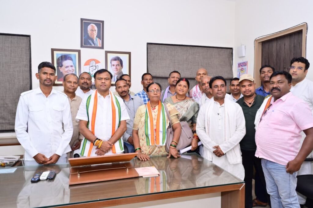 15 अप्रैल की डेड लाइन. प्रदेश कांग्रेस कमेटी जिलों में संगठन के कामकाज को लेकर नाराज. जिला अध्यक्षों को दिए गए विशेष निर्देश सुस्त पड़े हैं अनेकों जिले के कांग्रेस अध्यक्ष. नेताओं की चिंता- ऐसे में कैसे मिशन 2028 में मिलेगी सफलता. 8 अप्रैल को राजीव भवन में आयोजित थी बैठक. नेता प्रतिपक्ष महंत. पीसीसी अध्यक्ष दीपक बैज एवं पूर्व मुख्यमंत्री बघेल भी रहे मौजूद kshititech