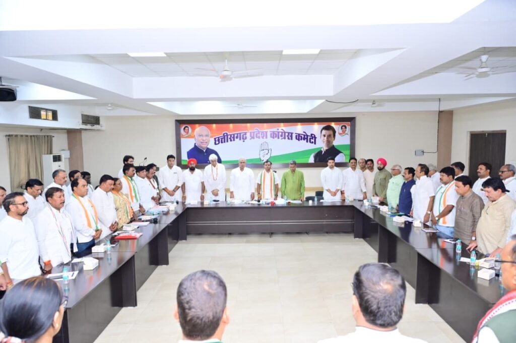 15 अप्रैल की डेड लाइन. प्रदेश कांग्रेस कमेटी जिलों में संगठन के कामकाज को लेकर नाराज. जिला अध्यक्षों को दिए गए विशेष निर्देश सुस्त पड़े हैं अनेकों जिले के कांग्रेस अध्यक्ष. नेताओं की चिंता- ऐसे में कैसे मिशन 2028 में मिलेगी सफलता. 8 अप्रैल को राजीव भवन में आयोजित थी बैठक. नेता प्रतिपक्ष महंत. पीसीसी अध्यक्ष दीपक बैज एवं पूर्व मुख्यमंत्री बघेल भी रहे मौजूद kshititech