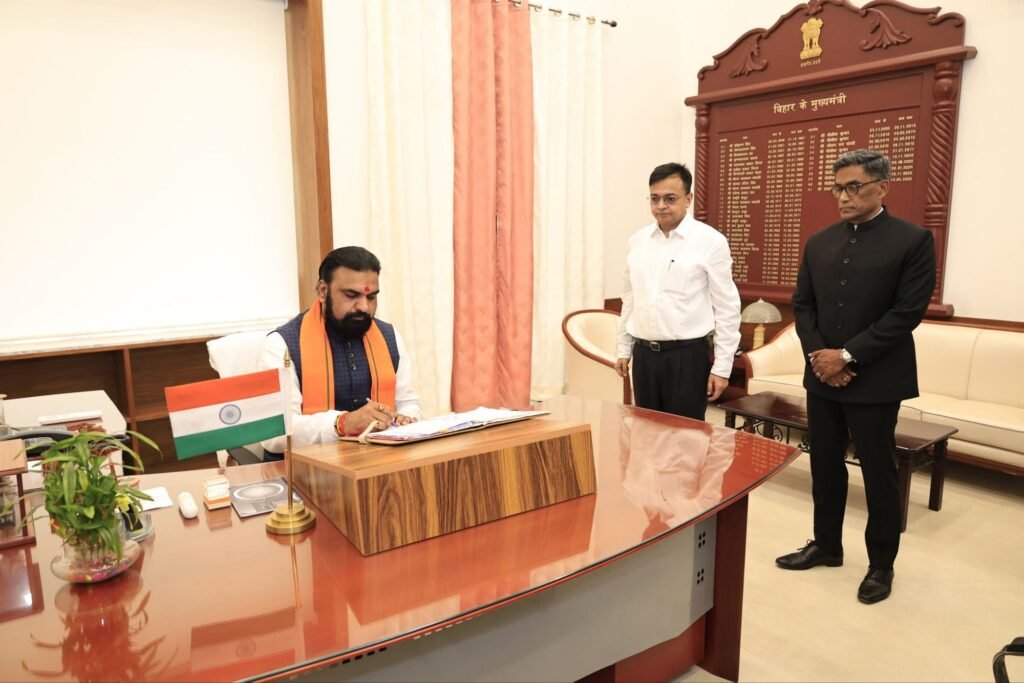 सम्राट चौधरी 29 विभागों के होंगे मालिक. चौधरी ने 15 अप्रैल को शपथ लेने के साथ ही पदभार भी कर लिया है ग्रहण. राज्य का बदल जाएगा स्वरूप kshititech