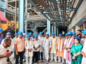 नेता प्रतिपक्ष महंत ने वेदांता हादसे में उच्च स्तरीय जांच की करी मांग, 16 अप्रैल को कांग्रेस की जांच कमेटी पहुंची सिंघीतराई. समिति के सदस्य पूर्व मंत्री एवं विधायक रहे मौजूद. महंत ने कहा-मृतकों के परिजनों के प्रति हमारी गहरी संवेदनाएं kshititech