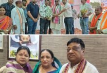 नगर पंचायत बाराद्वार के जनप्रतिनिधियों एवं भाजपा नेताओं ने जांजगीर पहुंच कर दी नारायण चंदेल को जन्मदिन की बधाई. सांसद कमलेश जांगड़े एवं पूर्व विधायक खिलावन भी पहुंचे बधाई देने. सांसद प्रतिनिधि अमित कलानौरिया ने कहा- चंदेल जी का जन्मदिन कार्यकर्ताओं ने मनाया उत्साह के साथ kshititech