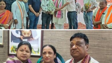 नगर पंचायत बाराद्वार के जनप्रतिनिधियों एवं भाजपा नेताओं ने जांजगीर पहुंच कर दी नारायण चंदेल को जन्मदिन की बधाई. सांसद कमलेश जांगड़े एवं पूर्व विधायक खिलावन भी पहुंचे बधाई देने. सांसद प्रतिनिधि अमित कलानौरिया ने कहा- चंदेल जी का जन्मदिन कार्यकर्ताओं ने मनाया उत्साह के साथ kshititech