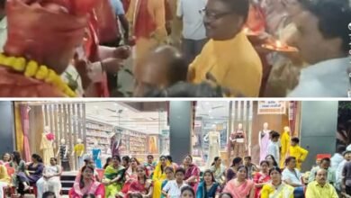 स्वागत का गौरवशाली क्षण-गबेल परिवार डोंगिया सुलोनी वालों की सैकड़ो महिलाओं ने परशुराम जी की शोभायात्रा का आरती की थाल से किया स्वागत. रामकुमार- गीता गबेल के द्वारा पुष्प वर्षा एवं आत्मीय स्वागत किया गया शोभायात्रा का. रामकुमार ने परशुराम जन्मोत्सव की दी शुभकामनाएं kshititech